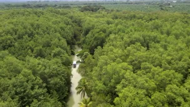 コスタリカのジャングルの川でボートを追跡するドローンショット 広い空中風景 — ストック動画