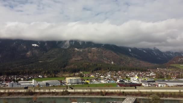 Tyrol Daki Brixlegg Üzerinde Soldan Sağa Drone Pan Bulutlu Dağlar — Stok video