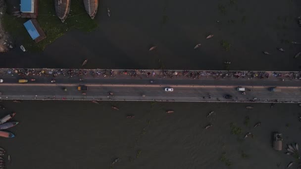 从上往下俯瞰一条河上的桥 桥上有汽车 人员和船只 无人驾驶飞机升空射击 — 图库视频影像