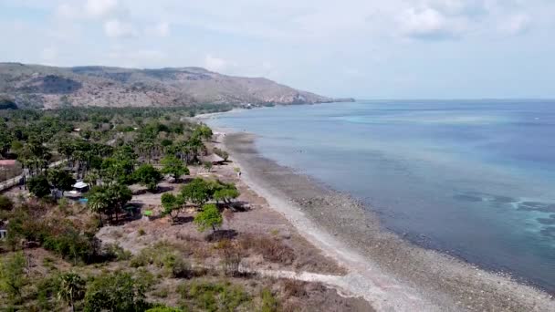 在东南亚的东帝汶阿陶罗岛上 空中无人驾驶飞机俯瞰着小小的田园诗般的 崎岖的 遥远的潜水天堂目的地 — 图库视频影像
