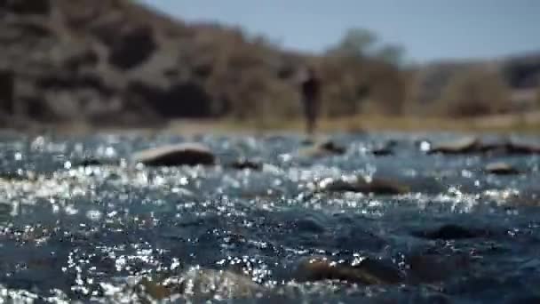 Slow Motion Hand Höll Grunt Djup Fält Skott Flod Som — Stockvideo