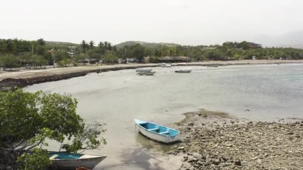 Aerial Boten Afgemeerd Het Strand Monte Rio Dominicaanse Republiek Vooruit — Stockvideo