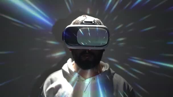 Virtual Reality Concept Persoon Met Bril Met Projectie Van Een — Stockvideo