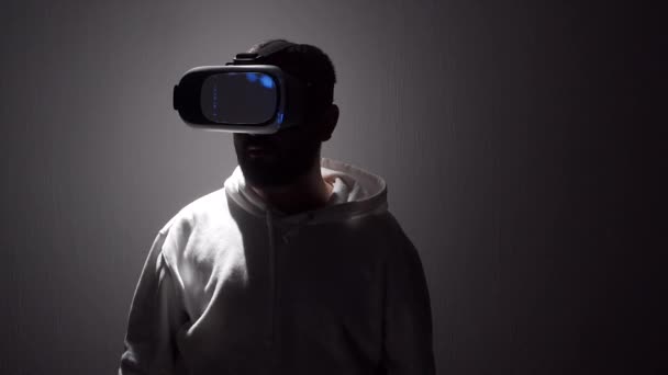Έννοια Προγραμματισμού Εικονικής Πραγματικότητας Νεαρός Άνδρας Γυαλιά Εικονικής Πραγματικότητας Χώρο — Αρχείο Βίντεο
