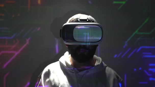 Conceito Programação Realidade Virtual Pessoa Vestindo Óculos Com Projeção Circuito — Vídeo de Stock