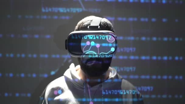 Концепция Программирования Виртуальной Реальности Молодой Человек Очках Виртуальной Реальности Космосом — стоковое видео