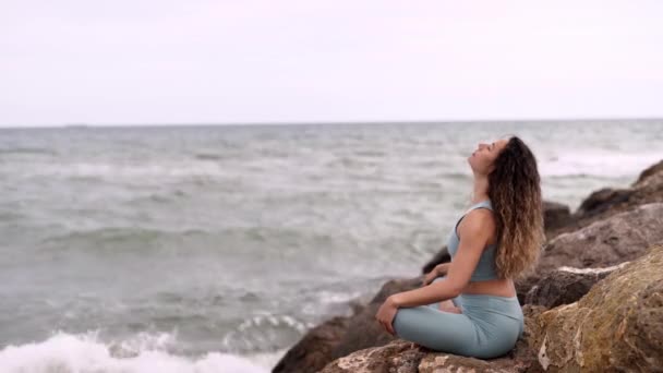 Spreken Tot Spirituele Kracht Yoga Oefening Barcelona Spanje — Stockvideo