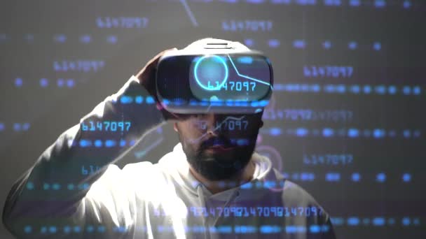 Έννοια Προγραμματισμού Εικονικής Πραγματικότητας Νεαρός Άνδρας Γυαλιά Εικονικής Πραγματικότητας Χώρο — Αρχείο Βίντεο