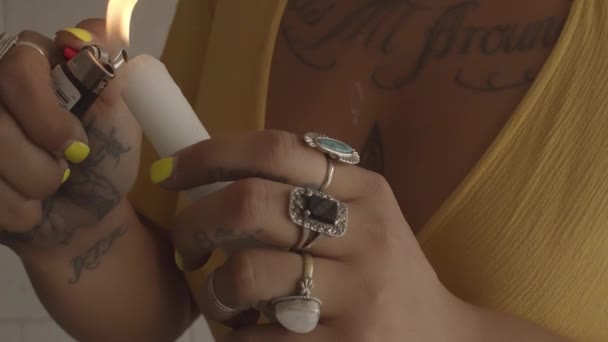 Une Jeune Femme Robe Jaune Avec Tatouage Des Anneaux Allume — Video