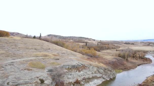 Flygfoto Kamerarörelse Över Crowsnest Floden Sydvästra Alberta Molnig Höstdag Slow — Stockvideo