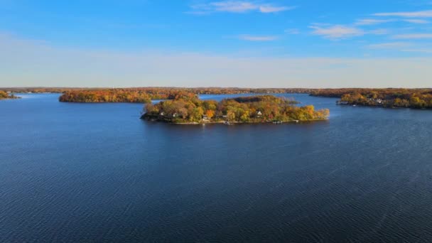 Isla Lago Minnetonka Minnesota Durante Pico Otoño Color Vista Aérea — Vídeo de stock