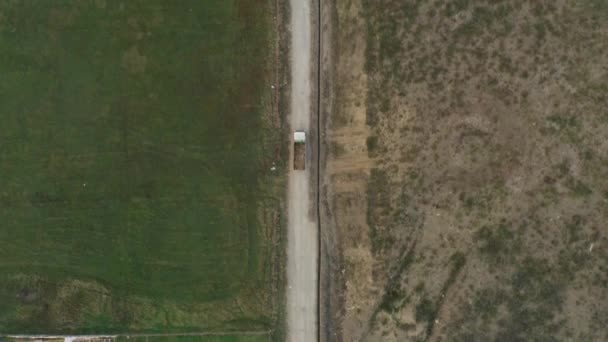 Bovenaanzicht Van Vuilniswagen Weg Naar Bouwplaats Vanuit Lucht — Stockvideo