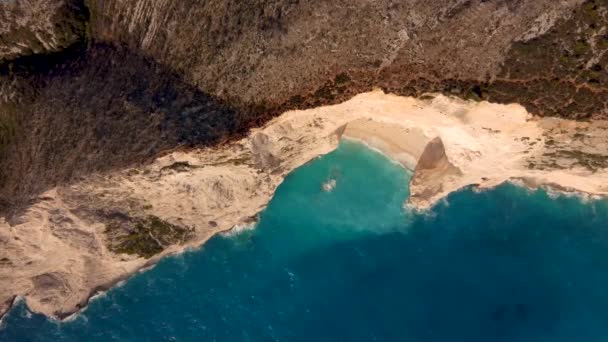 ザキントス 黄金のビーチと巨大な岩の多い海岸と島 ホワイトビーチ クリスタルクリア水 スタック 岩の形成 ボート — ストック動画