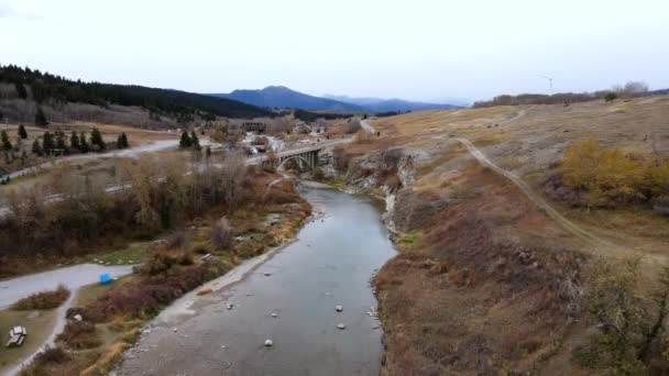 Imagens Aéreas Câmera Lenta Drone Aproximando Uma Ponte Treliça Concreto — Vídeo de Stock