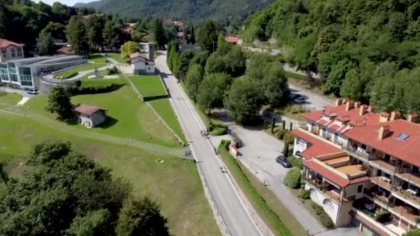 Rowerzyści Drodze Strome Zbocze Wzgórza Słońce — Wideo stockowe