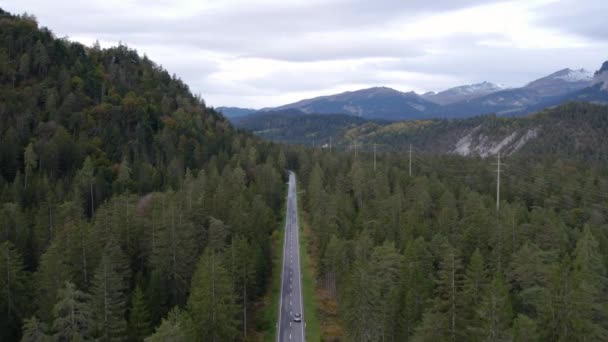 Vista Aérea Drone Car Dirigindo Uma Estrada Alpina Nublada Suíça — Vídeo de Stock