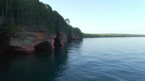 Filmisch Uitzicht Grotten Kliffen Aan Het Meer Superior Apostolate Island — Stockvideo