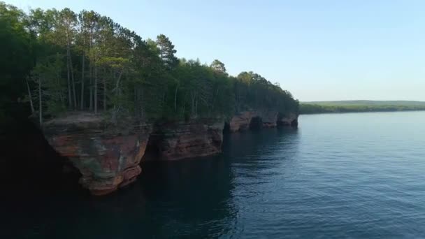 Filmový Letecký Pohled Jeskyně Uvnitř Útesů Jezera Superior Apostolate Island — Stock video