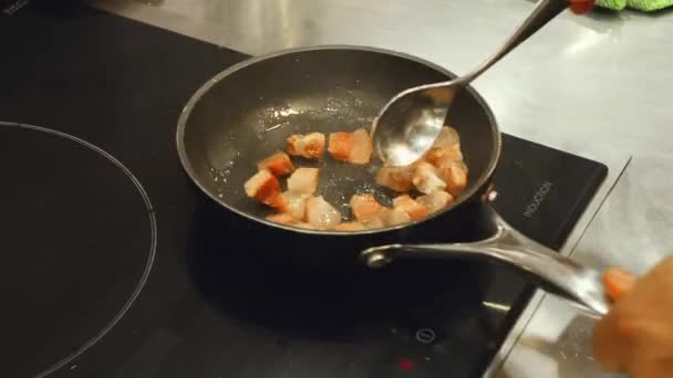 Chef Kocht Fisch Und Fleisch Der Restaurantküche — Stockvideo