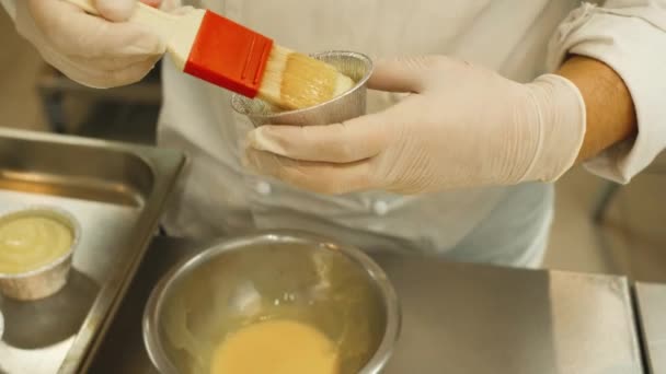 Cukrász készíti desszertek az étterem konyhájában, fogmosás
