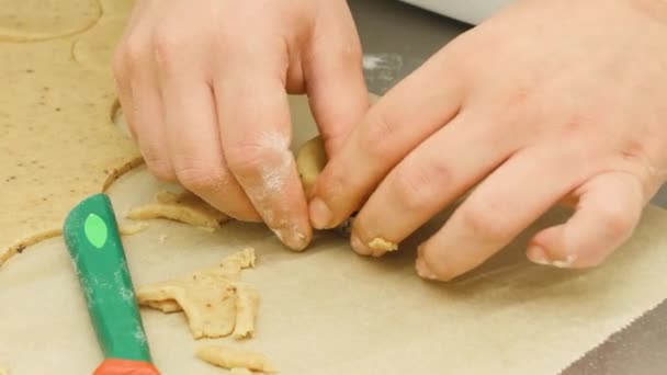 Cukiernik Przygotowuje Słodycze Ręcznie Kuchni Restauracji — Wideo stockowe