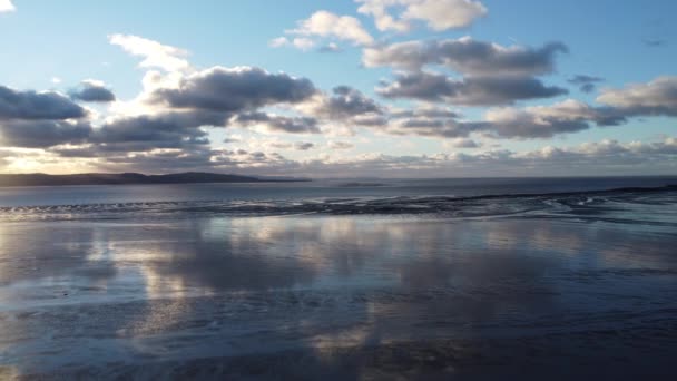 Trek Terug Het Reflecterende Zand Laat Wolken Grond Glinsteren Met — Stockvideo