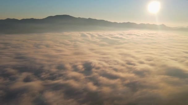 Timelapse Névoa Que Move Como Ondas Enquanto Sol Põe — Vídeo de Stock