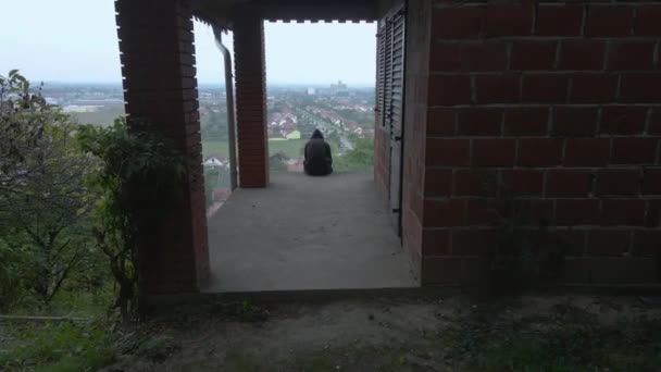 Ein Depressiver Mann Sitzt Rande Der Backsteinhausterrasse Wald Auf Einem — Stockvideo