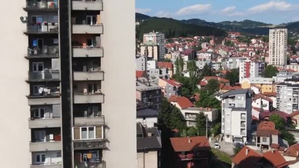 Luchtfoto Van Uzice Servië Dolly Zoom Vertigo Effect Residentiële Gebouwen — Stockvideo