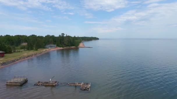 マデリン島ウィスコンシン州 湖の優れた 素晴らしい湖の海岸の空中ビュー — ストック動画