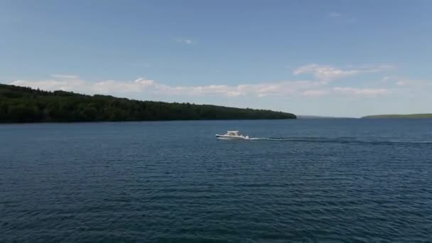 Båt Seglar Bayfileld Wisconsin Antenn Syn Sommartid — Stockvideo