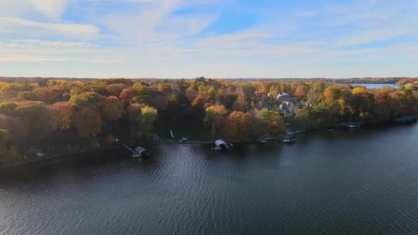 Minnetonka Minnesota Daki Göl Kıyısındaki Evler Sonbahar Boyunca Onları Çevreleyen — Stok video