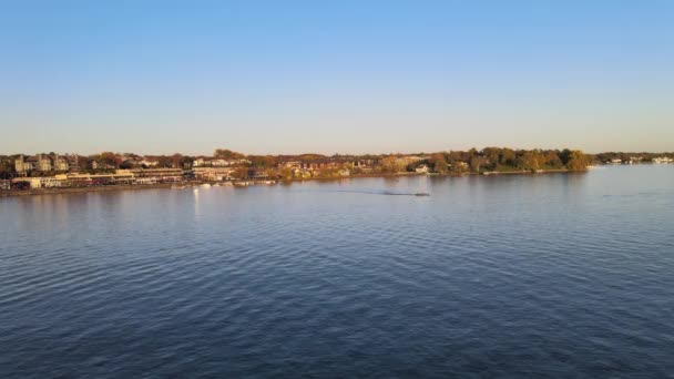 Bootsfahrt Auf Dem Minnetonka See Bei Schönem Herbstsonnenuntergang — Stockvideo