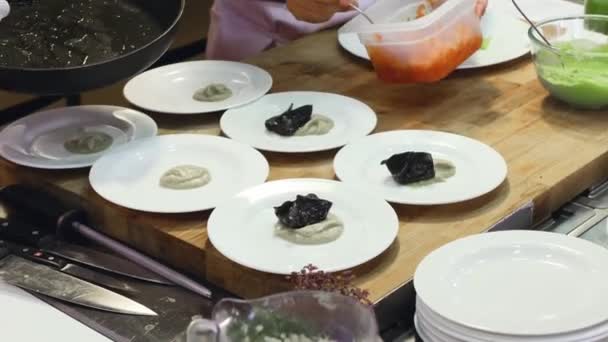 Los Chefs Sirven Plato Para Restaurante Cocina Revestimiento Cocción — Vídeo de stock