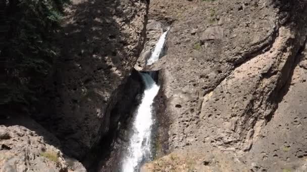 Kaskadowy Wodospad Zanurzający Się Skale Wulkanicznej Piedra Falls Kolorado — Wideo stockowe