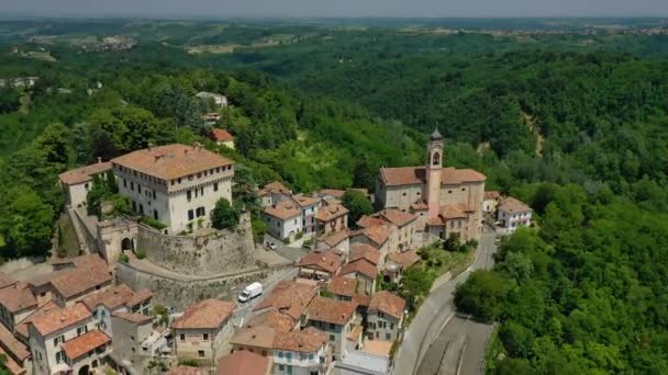 Flygfoto Mot Montaldeo Slott Och Stad Piemonte Italien Cirkling Drönare — Stockvideo