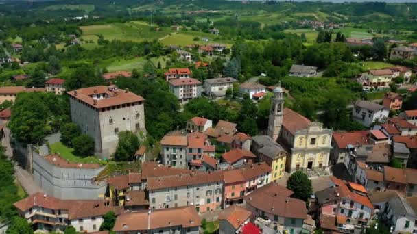 Vista Aérea Alrededor Pueblo Castillo Montaldeo Piemonte Italia Rodeando Tiro — Vídeo de stock