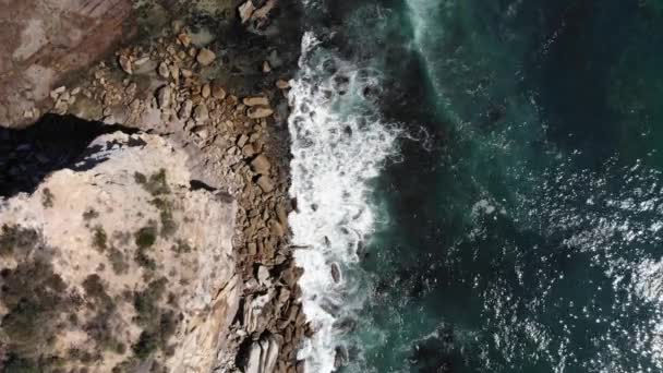 Drone Tiro Olas Estrellándose Las Rocas Desde Arriba — Vídeos de Stock