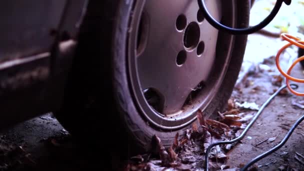 Hombre Infla Neumático Coche — Vídeo de stock