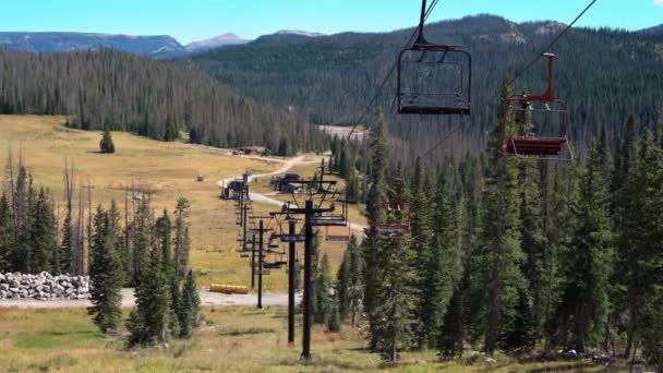 Lassú Zoom Felvétel Üres Sífelvonóról Meleg Nyáron Coloradói Wolf Creekben — Stock videók