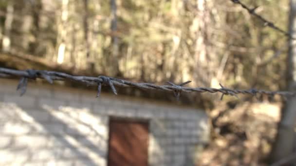 Scharfe Stacheldrahtfassade Vor Einem Abgerissenen Gebäude Nahaufnahme Mit Dolly Bewegung — Stockvideo