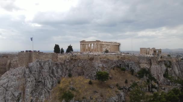 曇りの夏の日に古代のランドマークの下でアクロポリス アテネ ギリシャや住宅の空中ビュー 台座のドローンショット — ストック動画