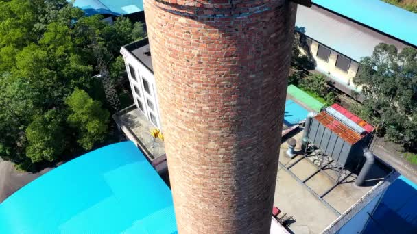 サニーブルースカイデーで上から下への煙突のドローンショット — ストック動画