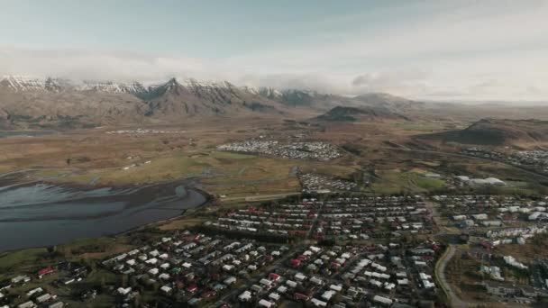 Långsam Luftlutning Ovanför Reykjavik Island Snötäckta Bergskedja Bakgrunden — Stockvideo