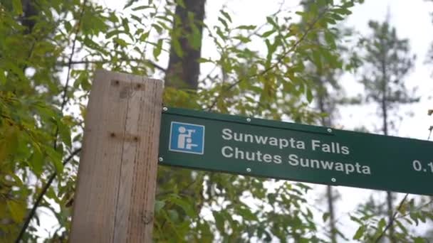 Sunwapta Falls Wandelen Teken Richting Close Nationaal Park Jasper Alberta — Stockvideo