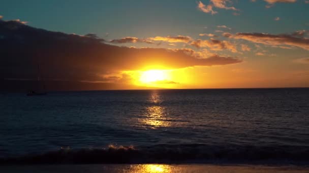 ハワイ州マウイ島の水面に金色の夕日の照明の静的なワイドショット — ストック動画