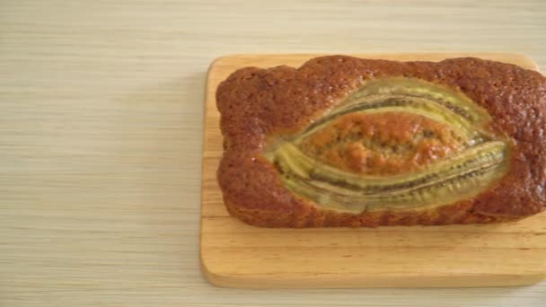 Bananenkuchen Auf Holzbrett — Stockvideo