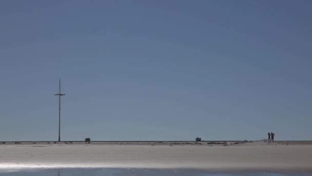 Par Surfistas Pasando Por Carretera Playa Peniche Portugal Con Algunos — Vídeos de Stock