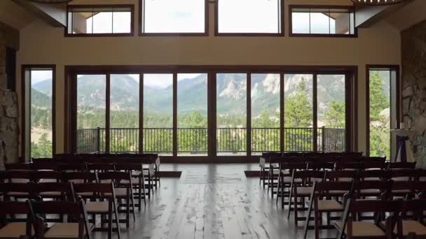 Lugar Boda Interior Vacío Con Vistas Panorámicas Las Montañas Rocosas — Vídeo de stock