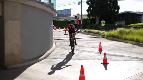 Γυναίκα Ποδηλάτης Στην Πόλη Εισέρχονται Στο Μετρό Στάθμευσης — Αρχείο Βίντεο